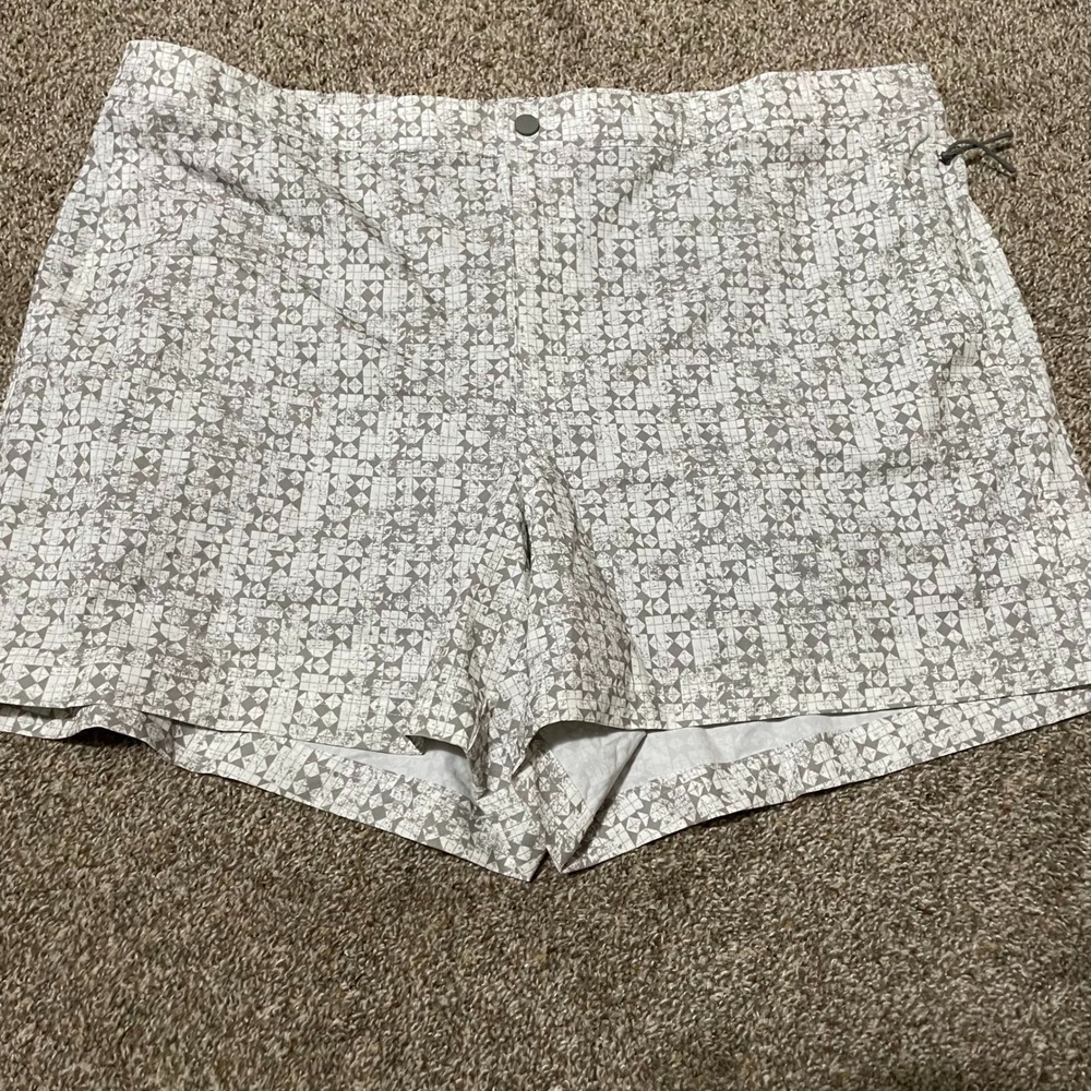 VRST Mens XXL Resort Short Print 5" Inseam Slim Fit White Silver Geo